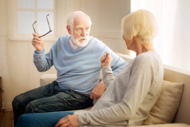 Gözlüklerini yükselterek ciddi sakallı adam