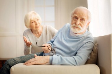 Kızgın adam dudaklarını basarak