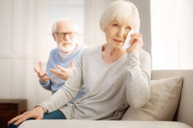 Sarışın kadın gözyaşlarını silerek