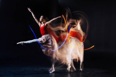 Güzel usta kadın onun performansı için hazırlanıyor