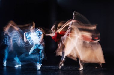 Bir performans gösteren profesyonel dans ortakları