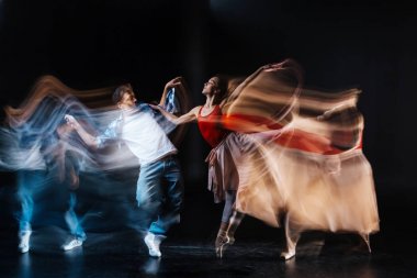 Ortaklar omzuna dokunuyor güzel profesyonel dansçı