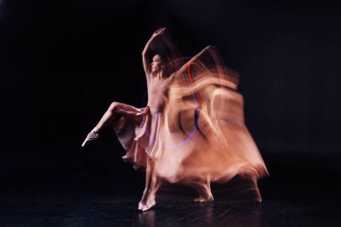 Hoş genç kadın dans