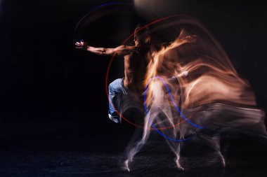 Su kuyusu yapılı yakışıklı atlama