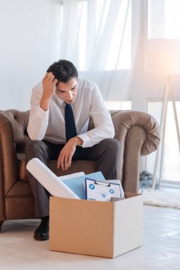 Vasıl belgili tanımlık kutu bakarken başını tırmalamak düşünceli zarif adam