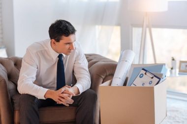 Vasıl belgili tanımlık kutu belgelerle işini kaybettikten sonra görünen ciddi adam