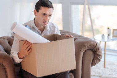 Şok genç adam işini kaybettikten sonra bir kutu ile oturuyor