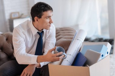 Düşünceli gereksiz adam evde otururken mesafe içine bakan
