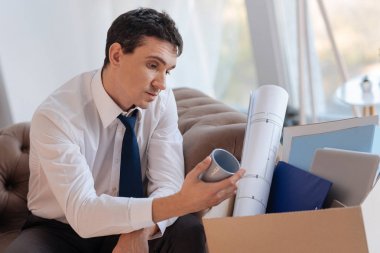 Oturma ve onun en sevdiğim mavi surata arıyorum genç adam reddetti