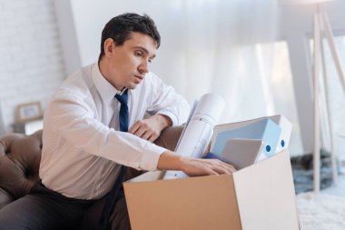 Kişisel eşyaları görevden sonra bakan sakin zarif adam