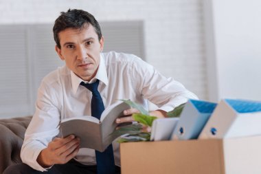 Eski notları okurken bir fikir olan akıllı genç adam