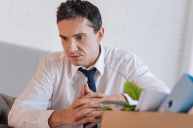 Oturma ve içinde inanmaya çalışıyorum gereksiz genç Yöneticisi