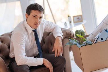 Kızgın genç adam evde otururken iş kayıp hakkında düşünme