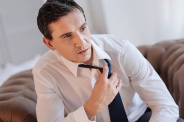 Düşünceli otururken yorgun seyir yorgun profesyonel çalışan