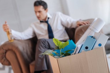 Genç adam işini kaybettikten sonra içme alkol