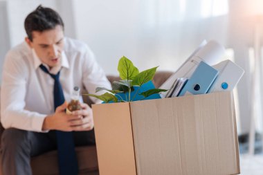 Büyük karton kutu ayakta depresif bir adam önünde