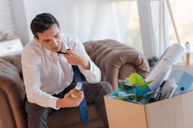 Ateş adam alkol dinlenmeye bulma yorgun