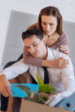 Onu seven eşi onu usulca sarılma okuma özenli sakin adam