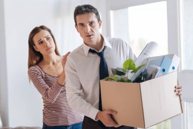 Görevden adam karısı onu teselli ederken ağır bir kutu taşıma