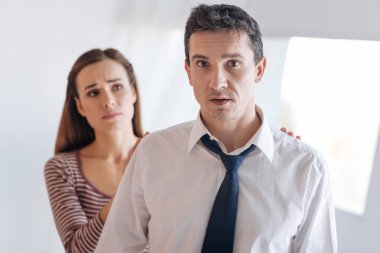 Sevgi dolu karısı kocası omuzlarına ellerini koyarak