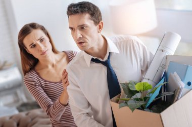 Hayal kırıklığına gereksiz adam kişisel eşyaları bir kutu ile eve geliyor