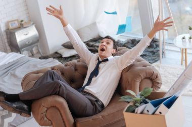 Belgeleri havaya atarak ifade genç adam