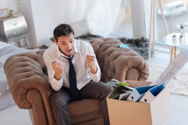 Duygusal adam yüksek sesle çığlık süre yumruklarını kenetlenmesi