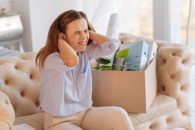 Çığlık atıp ağlamaya saçlarını dokunmadan umutsuz duygusal kadın