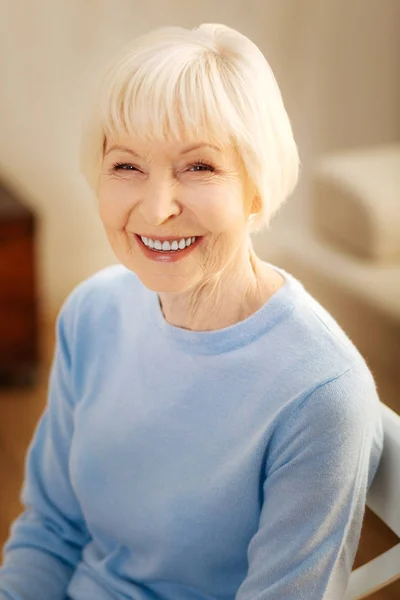 Portret van senior vrouwelijke die houden glimlach op haar gezicht — Stockfoto