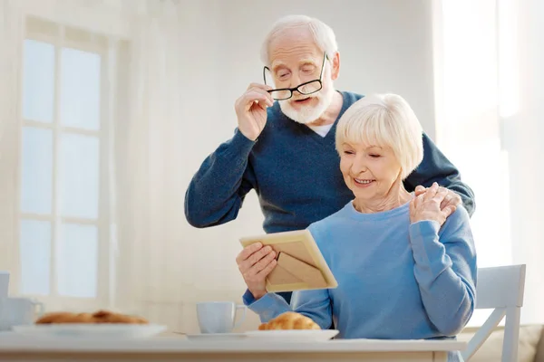 Casal de idosos assistindo sua foto — Fotografia de Stock