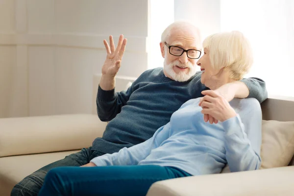 Positiv erfreute Rentnerin gestikulierend — Stockfoto