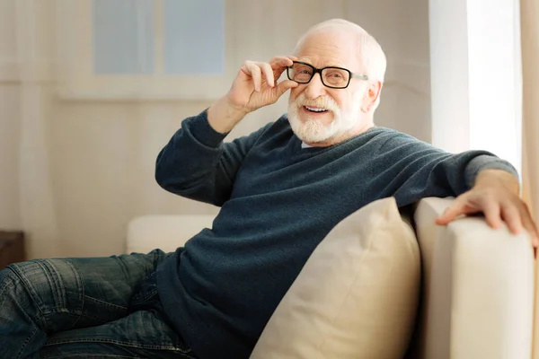 Positivo encantado persona masculina mantener sonrisa en su cara — Foto de Stock