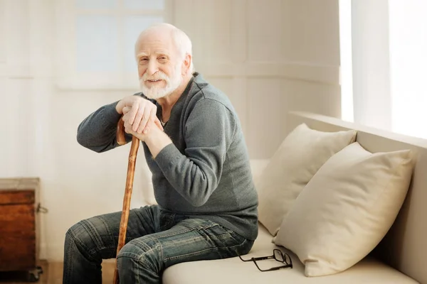 Positiv glad pensionär att vara hemma — Stockfoto