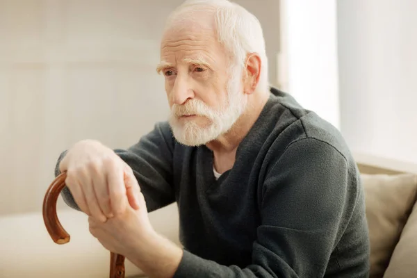 Ritratto di uomo sconvolto che guarda avanti — Foto Stock