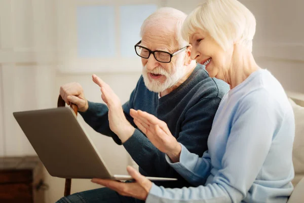 Vidám szőke nő gazdaság laptop — Stock Fotó