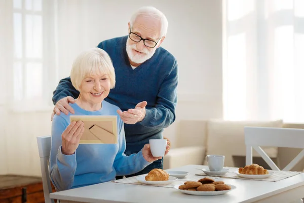 Encantadora pareja de ancianos extrañando a sus hijos — Foto de Stock