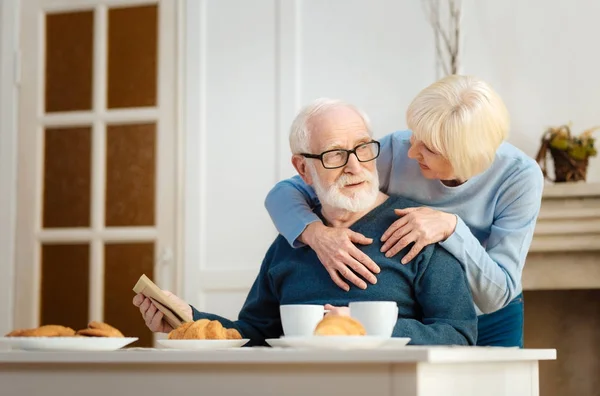 Pensionista barbudo atento girando cabeza a su esposa — Foto de Stock