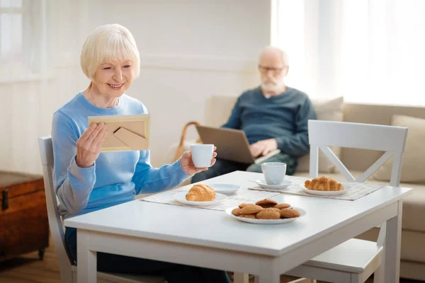 Paar van vrolijke senioren samenzijn — Stockfoto