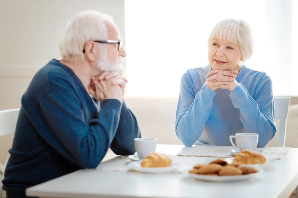 Rätselhafte männliche Person sitzt in Halbposition — Stockfoto