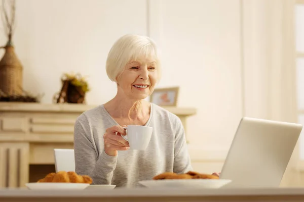 Retrato de mujer encantada que descansando — Foto de Stock