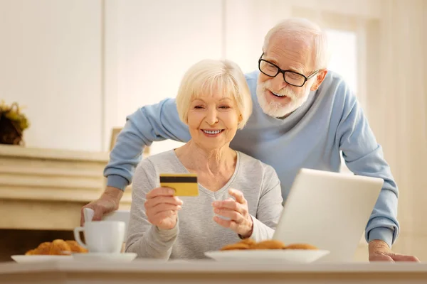 Boldog pár látszó-on hitelkártya — Stock Fotó