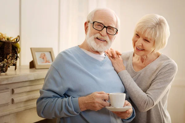 Freundliche ältere Männer, die Tee trinken — Stockfoto