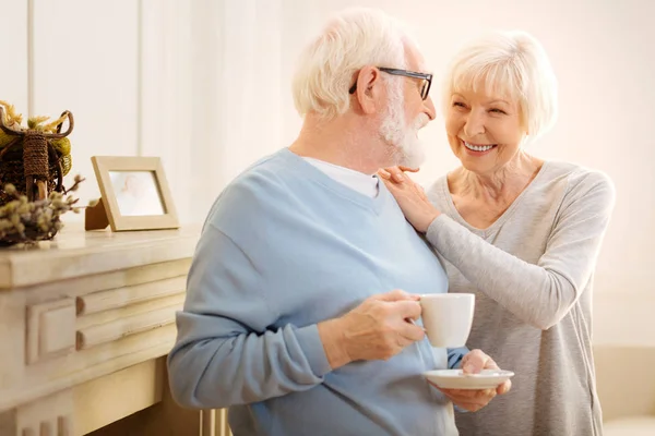 Schöne Seniorin im Gespräch mit ihrem Mann — Stockfoto