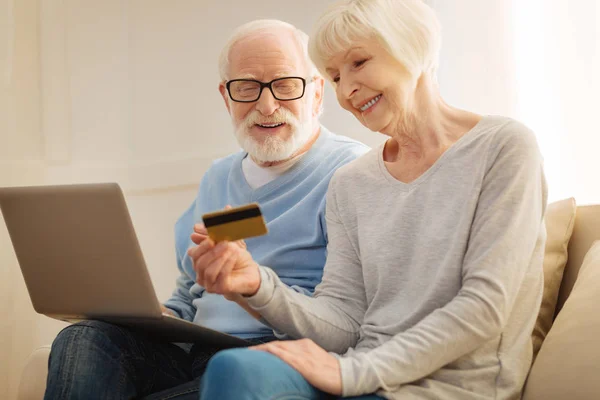 Pozitív örömmel érett ember használ online fizetés — Stock Fotó