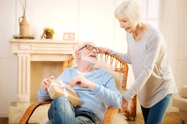 Hombre enigmático escuchando a su esposa — Foto de Stock