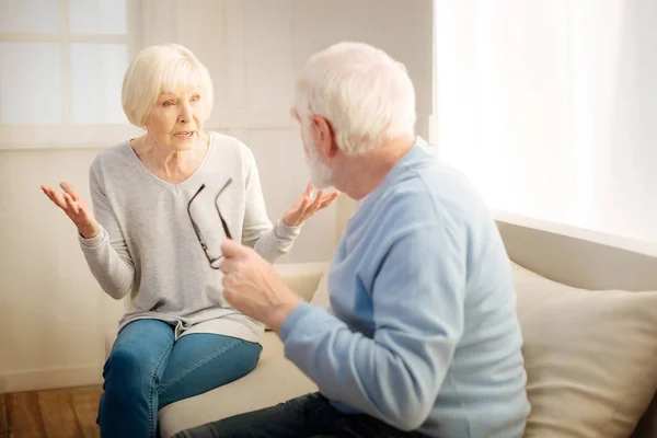 Störd kvinnlig person aktivt gestikulerade — Stockfoto