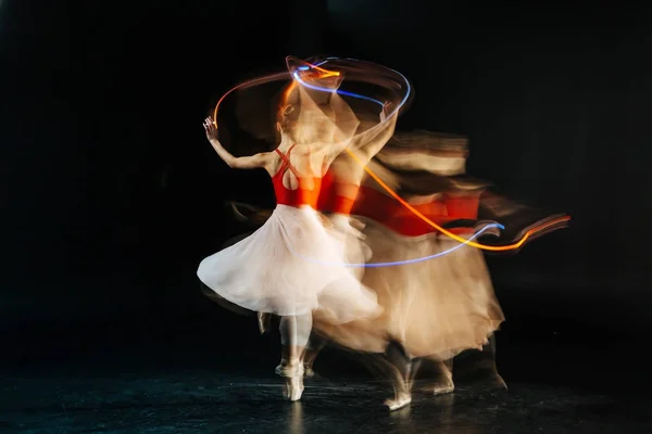 Trevlig professionell dansare vänder henne tillbaka till dig — Stockfoto