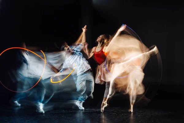 Professionele meesterlijke dansen voorbereiding van hun prestaties — Stockfoto