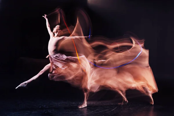 Dygtige fleksibel kvinde viser dansepositioner - Stock-foto