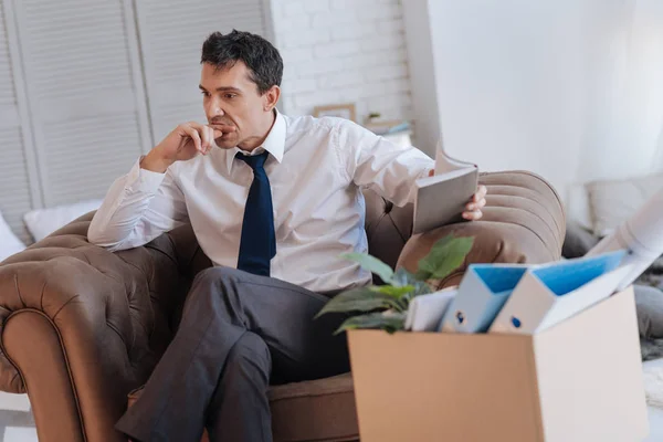 Emocional hombre elegante mordiéndose el dedo mientras está sentado en un sillón — Foto de Stock